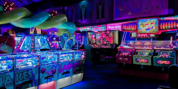 网球大满贯比赛现场，选手奋力击球的瞬间