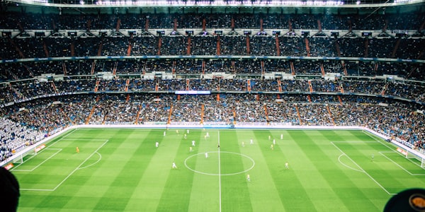 足球比赛现场，球员主罚任意球，人墙跳起的瞬间